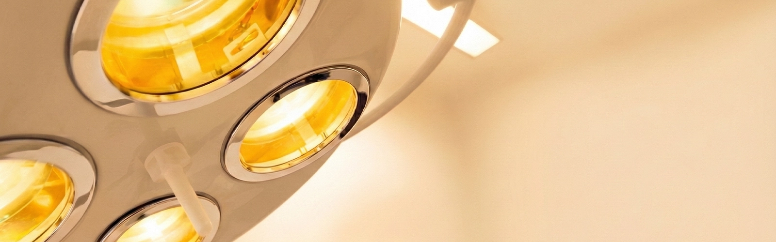 Moderner Behandlungs- oder Eingriffsraum der Klinik am Schellenturm