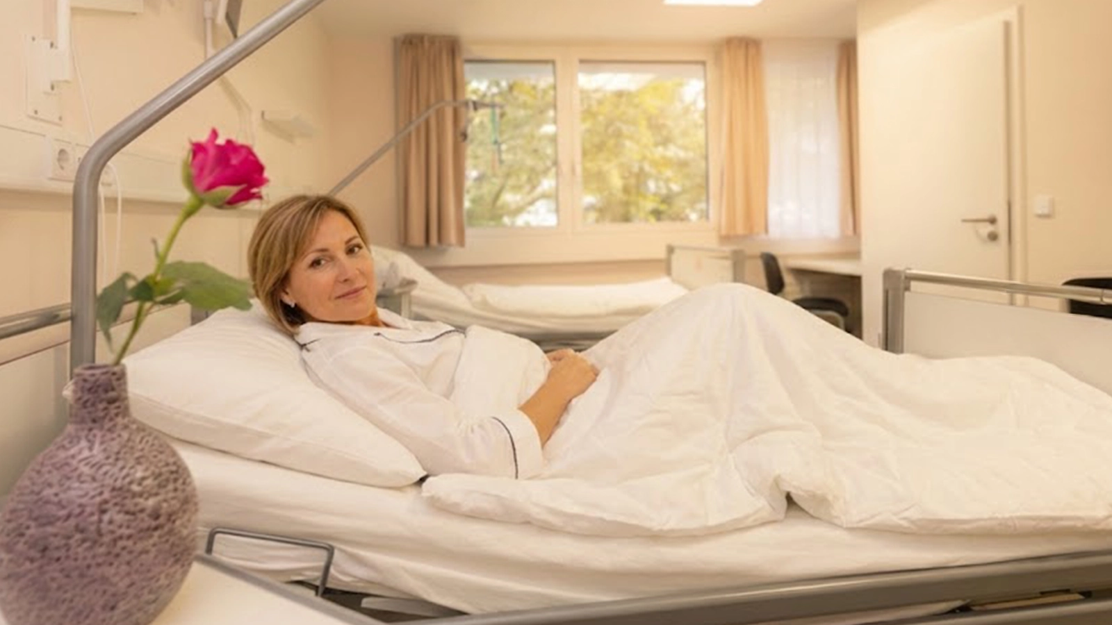 Beleuchtete Privatklinik mit Pool in den Abendstunden – Klinik am Schellenturm in Stuttgart